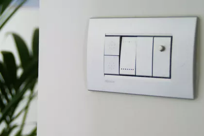 Bigger view of Stijlvolle lichtschakelaar van Bticino in het grijs, geplaatst door uw elektricien aan huis